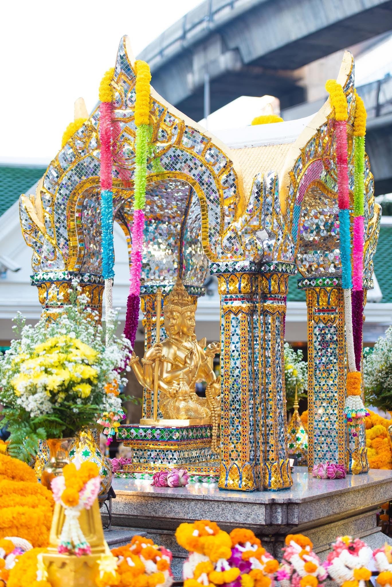 曼谷四面佛的节庆仪式:传统与现代的辉映