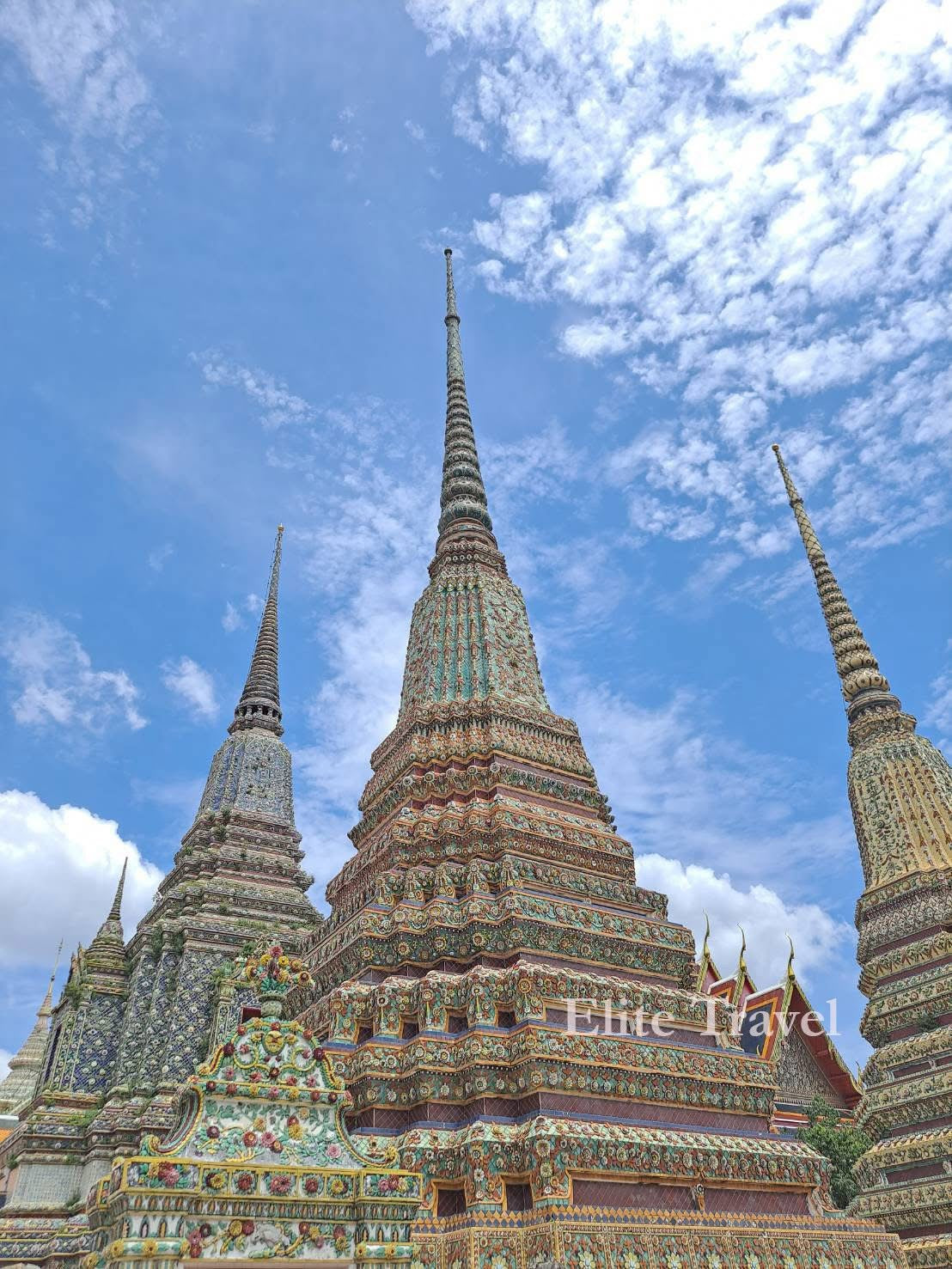 梦幻与现实:泰国寺庙建筑中的光影魔术